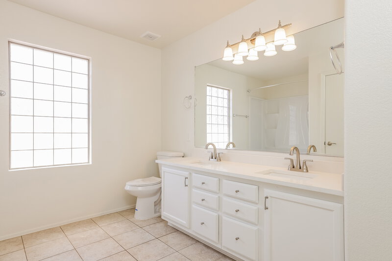 2,430/Mo, 727 E Rose Marie Ln Phoenix, AZ 85022 Main Bathroom View