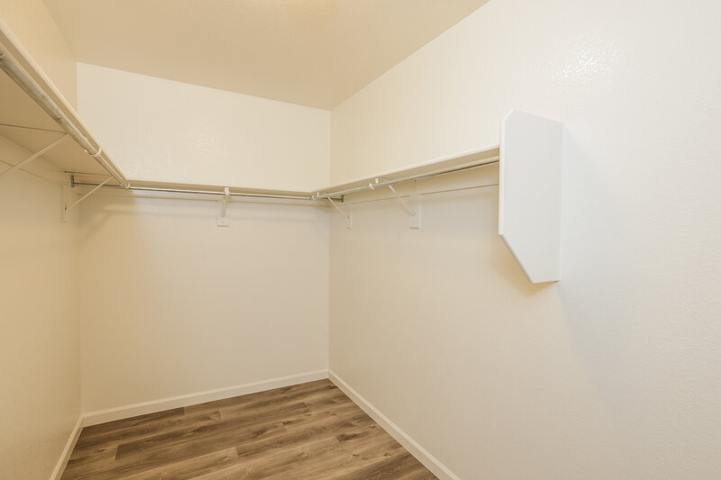 2,430/Mo, 727 E Rose Marie Ln Phoenix, AZ 85022 Walk In Closet View