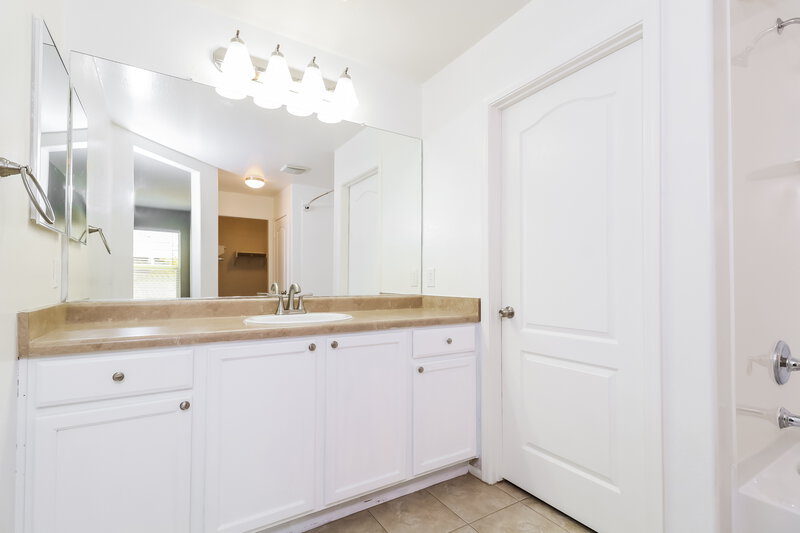 2,160/Mo, 2832 S 88th Ave Tolleson, AZ 85353 Main Bathroom View