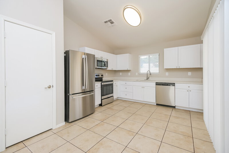 2,045/Mo, 1866 W 20th Ave Apache Junction, AZ 85120 Kitchen View