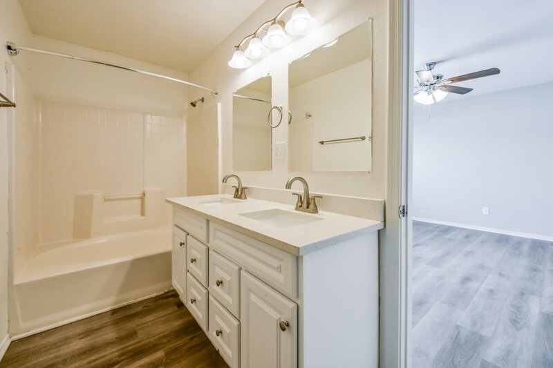 1,930/Mo, 1866 W 20th Ave Apache Junction, AZ 85120 Main Bathroom View