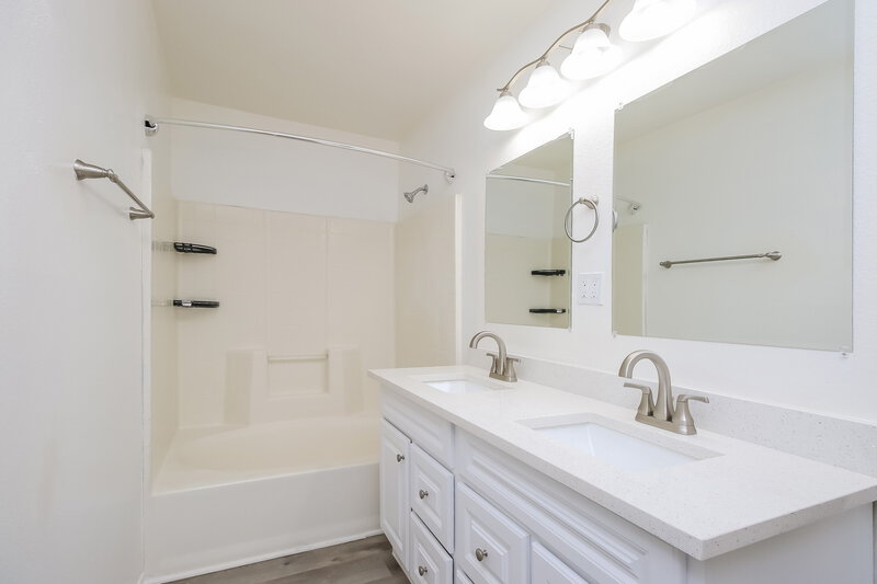 2,045/Mo, 1866 W 20th Ave Apache Junction, AZ 85120 Main Bathroom View