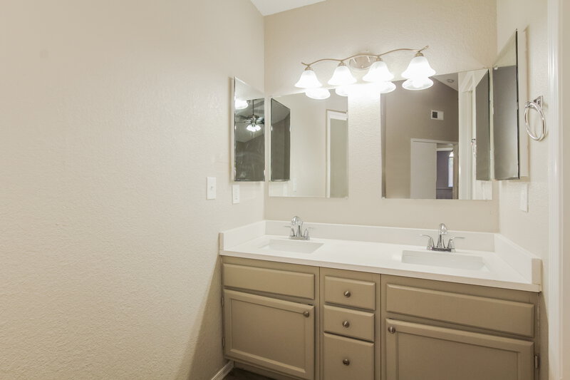 2,200/Mo, 3134 E McKellips Rd Unit 40 Mesa, AZ 85213 Main Bathroom View