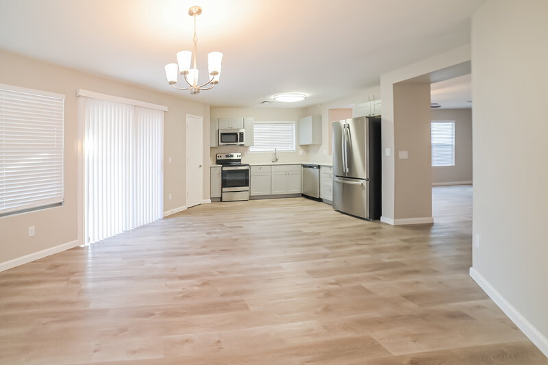 2,135/Mo, 7929 W Caron Dr Peoria, AZ 85345 Dining Room View 2