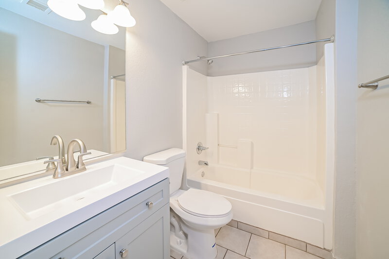 2,135/Mo, 7929 W Caron Dr Peoria, AZ 85345 Main Bathroom View