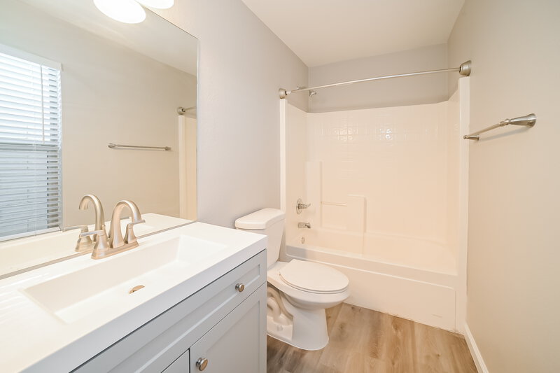 2,135/Mo, 7929 W Caron Dr Peoria, AZ 85345 Bathroom View