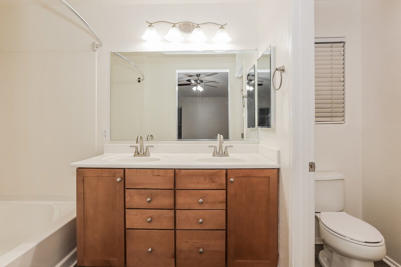2,140/Mo, 5807 E Grove Ave Mesa, AZ 85206 Main Bathroom View