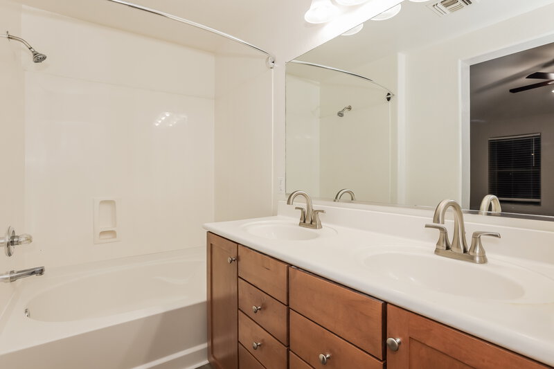 2,140/Mo, 5807 E Grove Ave Mesa, AZ 85206 Bathroom View