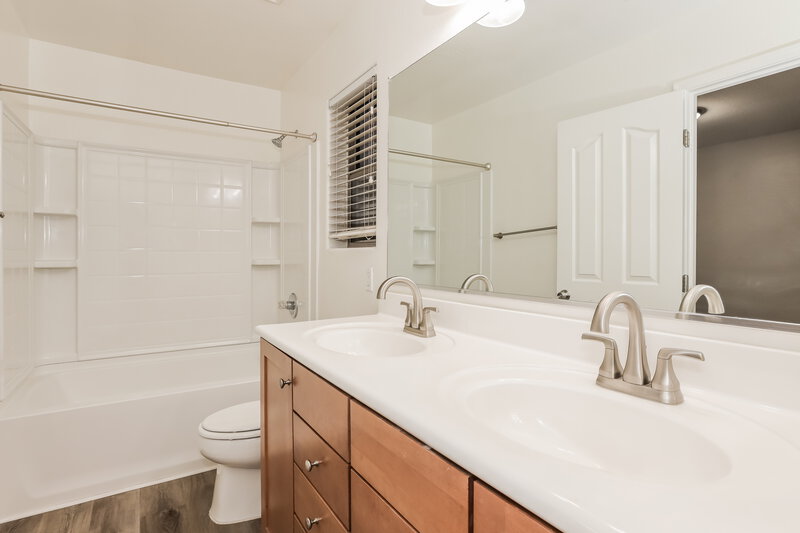 2,140/Mo, 5807 E Grove Ave Mesa, AZ 85206 Bathroom View 3