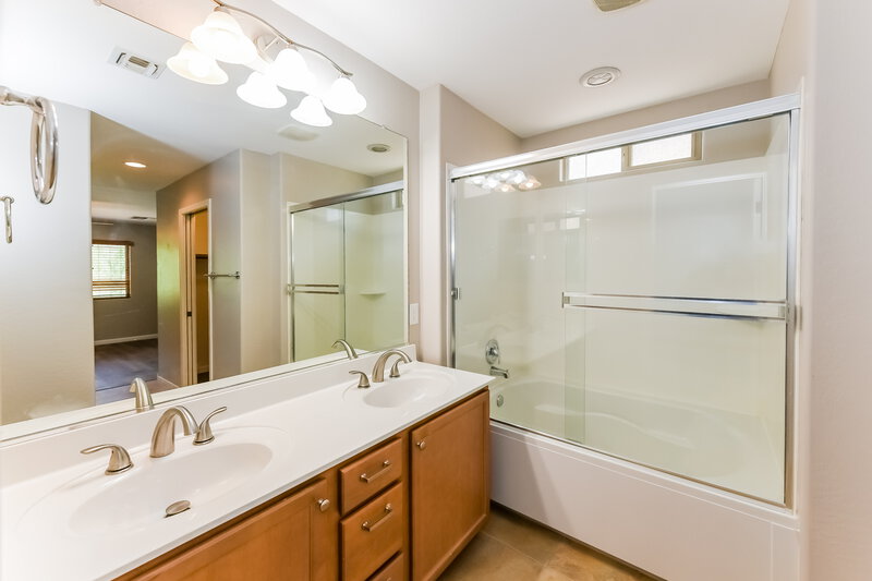2,345/Mo, 2565 E Southern Ave Unit 119 Mesa, AZ 85204 Main Bathroom View