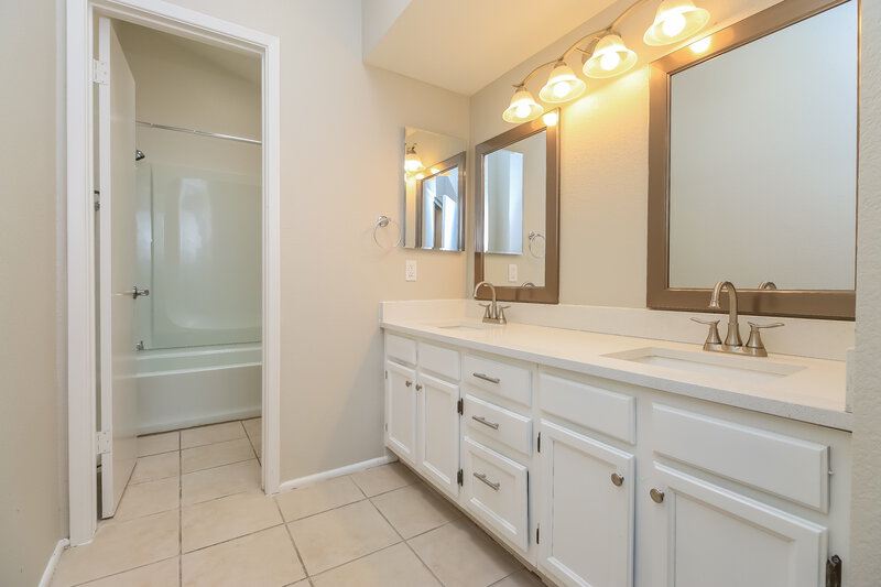 2,150/Mo, 1755 E Javelina Ave Mesa, AZ 85204 Main Bathroom View