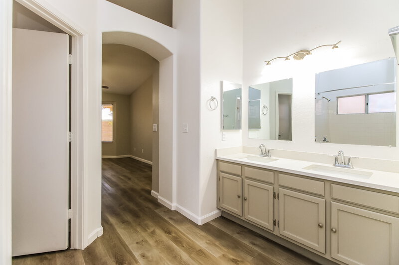 2,360/Mo, 950 S 54th St Mesa, AZ 85206 Main Bathroom View