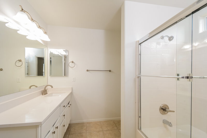 2,180/Mo, 15438 W Mercer Ln Surprise, AZ 85379 Main Bathroom View