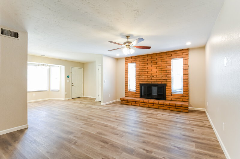 2,535/Mo, 301 E Keogh Dr Phoenix, AZ 85022 Living Room View 2