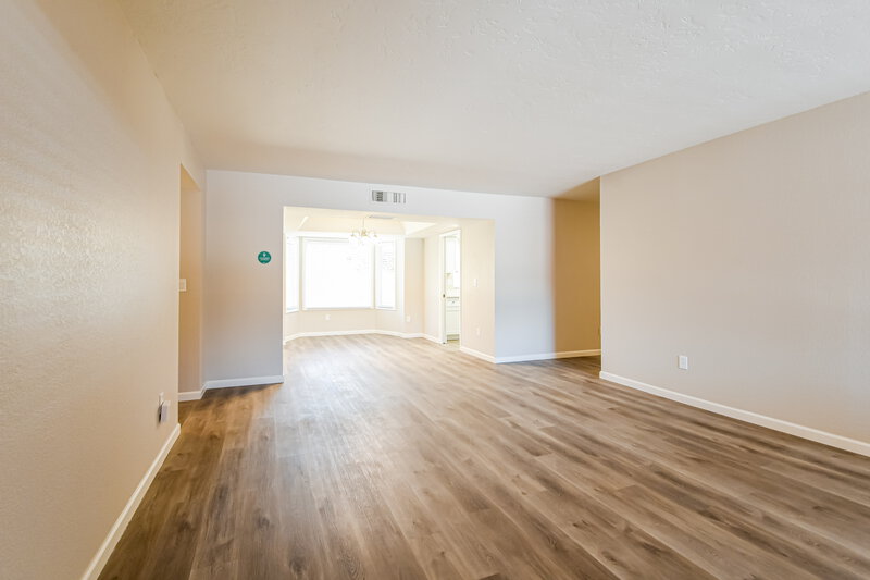 2,535/Mo, 301 E Keogh Dr Phoenix, AZ 85022 Dining Room View