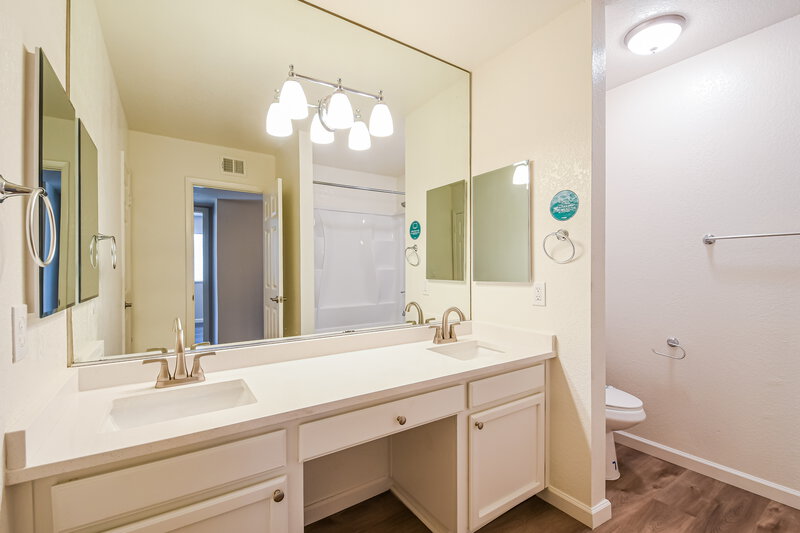 2,535/Mo, 301 E Keogh Dr Phoenix, AZ 85022 Main Bathroom View