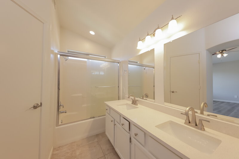 3,075/Mo, 17417 N 14th St Phoenix, AZ 85022 Main Bathroom View 2
