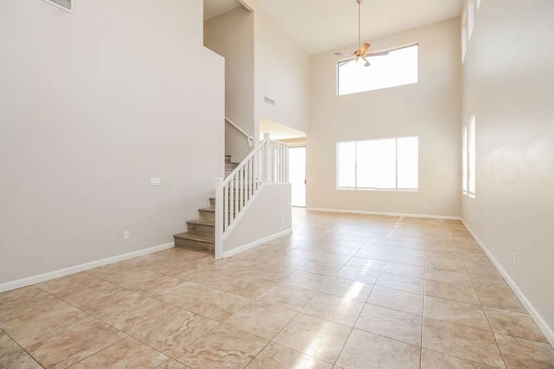 2,075/Mo, 125 N 22nd Pl Unit 39 Mesa, AZ 85213 Living Room View 3