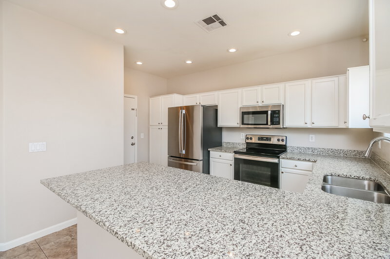 2,075/Mo, 125 N 22nd Pl Unit 39 Mesa, AZ 85213 Kitchen View