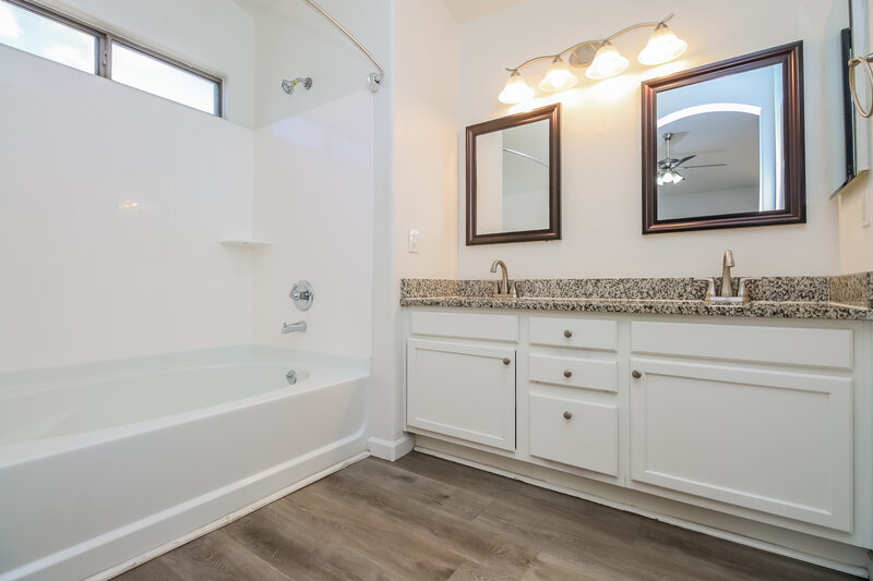 2,075/Mo, 125 N 22nd Pl Unit 39 Mesa, AZ 85213 Main Bathroom View