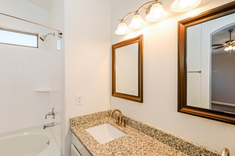 3,060/Mo, 125 N 22nd Pl Unit 39 Mesa, AZ 85213 Main Bathroom View