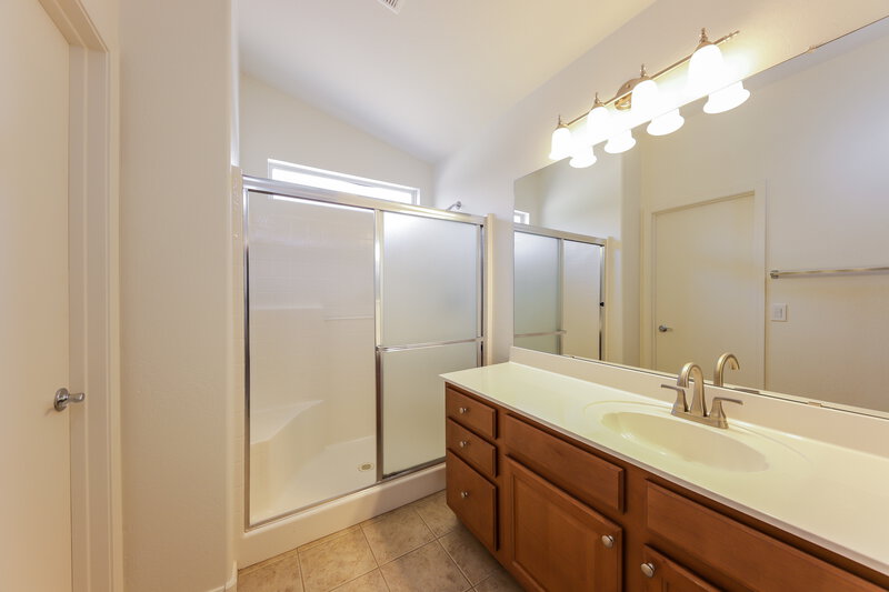 2,265/Mo, 2128 E Danbury Rd Phoenix, AZ 85022 Main Bathroom View