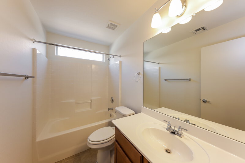 2,265/Mo, 2128 E Danbury Rd Phoenix, AZ 85022 Bathroom View