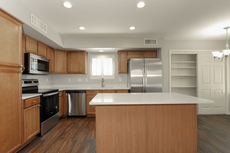 2,315/Mo, 5541 W Wood St Phoenix, AZ 85043 Kitchen View