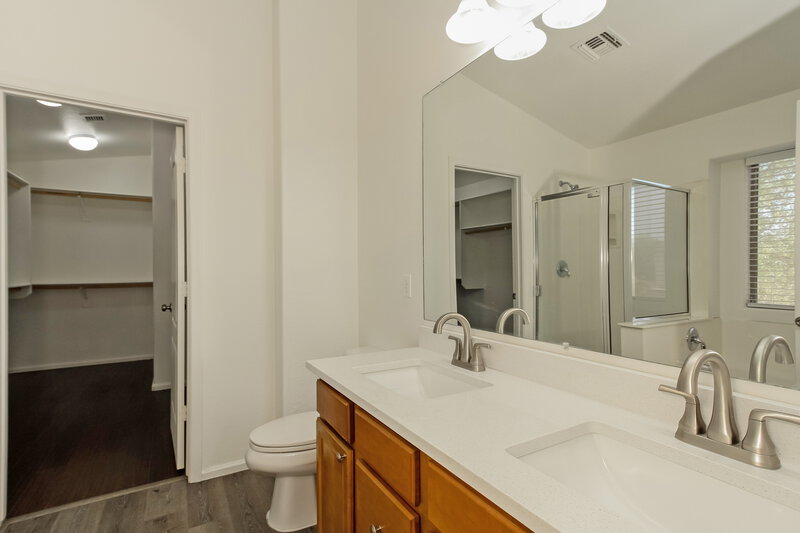 2,315/Mo, 5541 W Wood St Phoenix, AZ 85043 Main Bathroom View