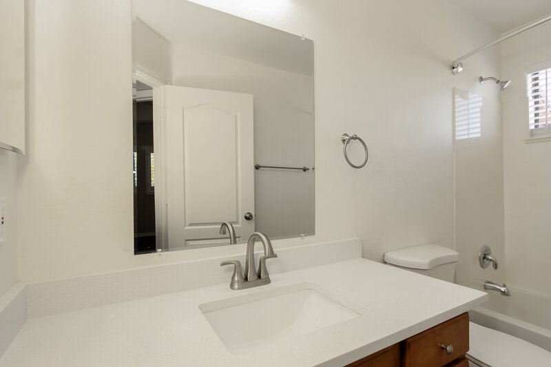 2,315/Mo, 5541 W Wood St Phoenix, AZ 85043 Bathroom View