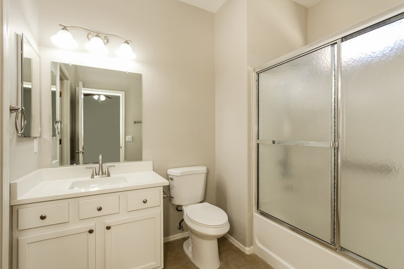 2,215/Mo, 4449 E Del Rio St Gilbert, AZ 85295 Main Bathroom View