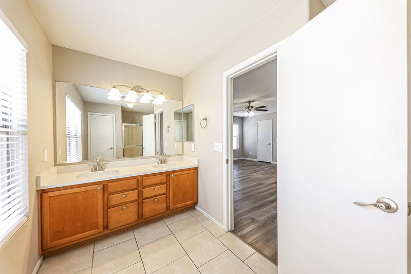 2,645/Mo, 18611 N 22nd St Unit 55 Phoenix, AZ 85024 Main Bathroom View