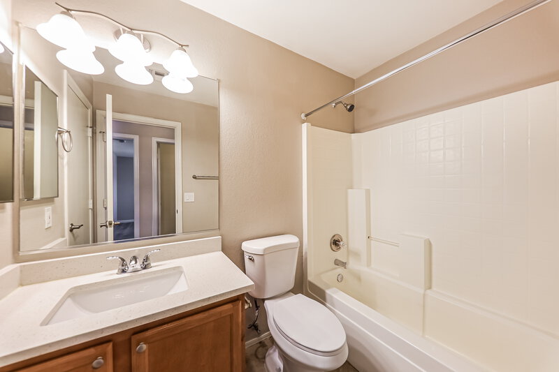 2,645/Mo, 18611 N 22nd St Unit 55 Phoenix, AZ 85024 Bathroom View