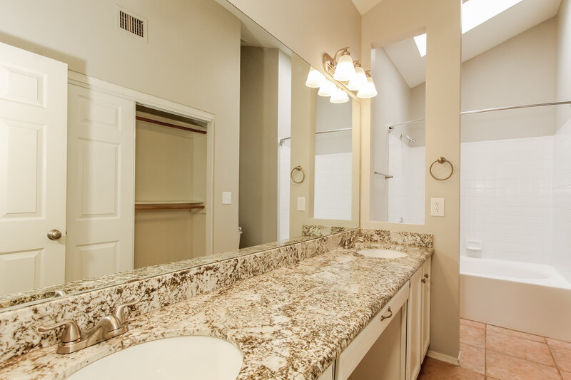 2,300/Mo, 876 N Terrace Rd Chandler, AZ 85226 Main Bathroom View