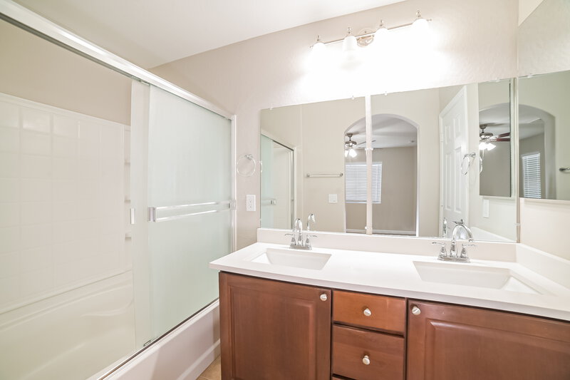 2,070/Mo, 14843 W Ashland Ave Goodyear, AZ 85395 Main Bathroom View