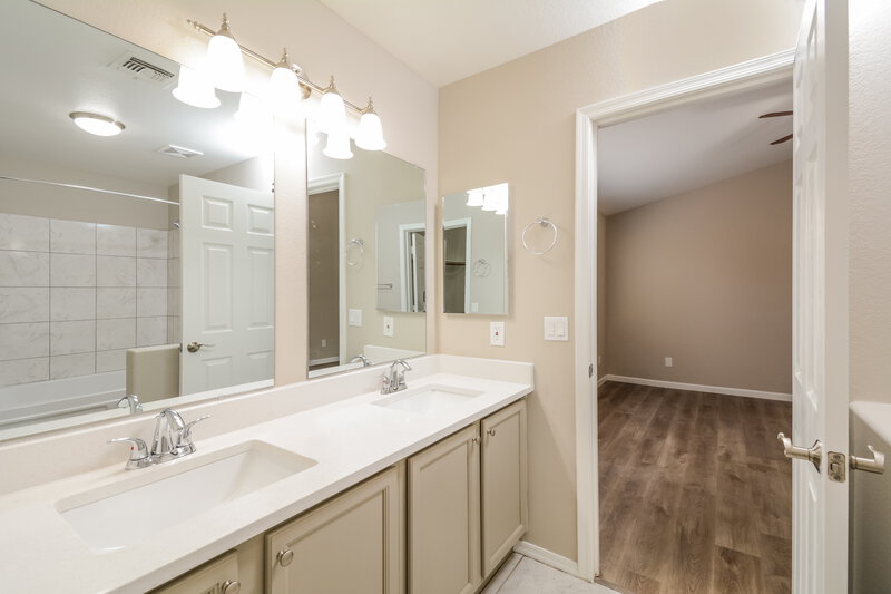 1,935/Mo, 16731 N 113th Ave Surprise, AZ 85378 Main Bathroom View 2
