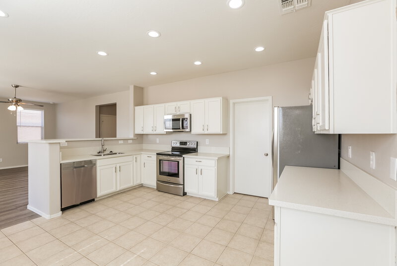 3,960/Mo, 6516 S 74th Ln Laveen, AZ 85339 Kitchen View