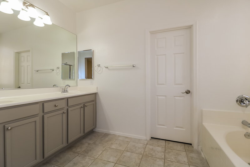 2,240/Mo, 15233 W Banff Ln Surprise, AZ 85379 Main Bathroom View