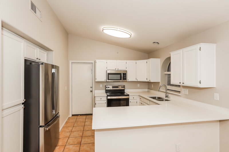 1,700/Mo, 15112 W Eureka Trl Surprise, AZ 85374 Kitchen View