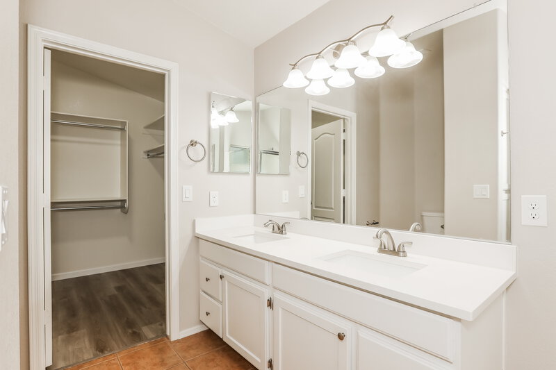 1,700/Mo, 15112 W Eureka Trl Surprise, AZ 85374 Main Bathroom View