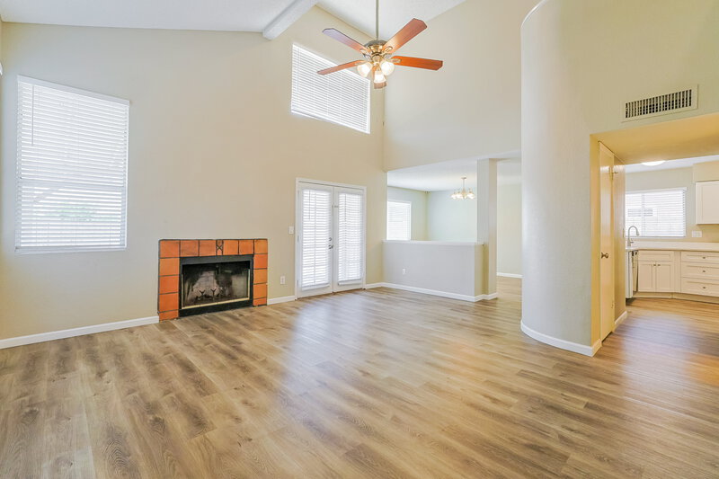 2,330/Mo, 4005 E Woodland Dr Phoenix, AZ 85048 Living Room View 2