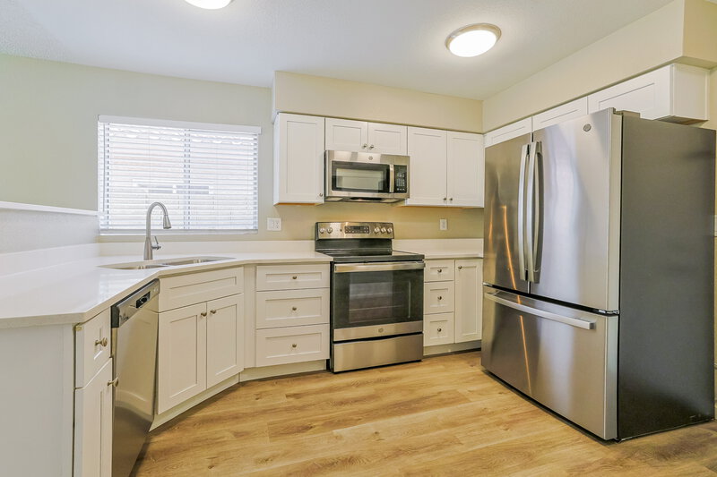 2,330/Mo, 4005 E Woodland Dr Phoenix, AZ 85048 Kitchen View