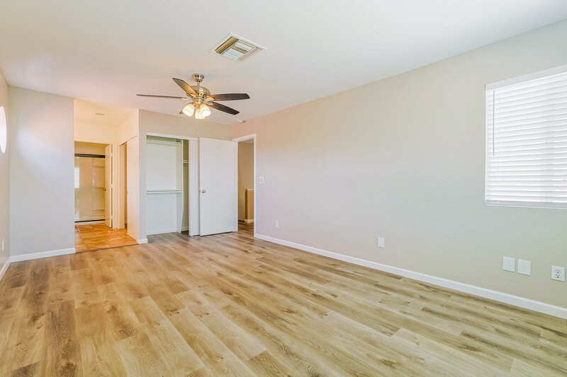 2,330/Mo, 4005 E Woodland Dr Phoenix, AZ 85048 Main Bedroom View 2