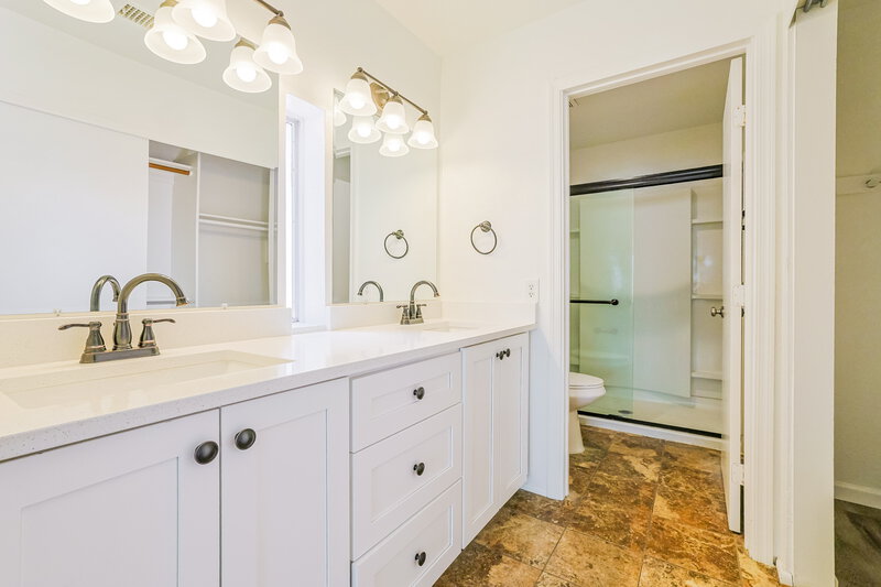 2,330/Mo, 4005 E Woodland Dr Phoenix, AZ 85048 Main Bathroom View