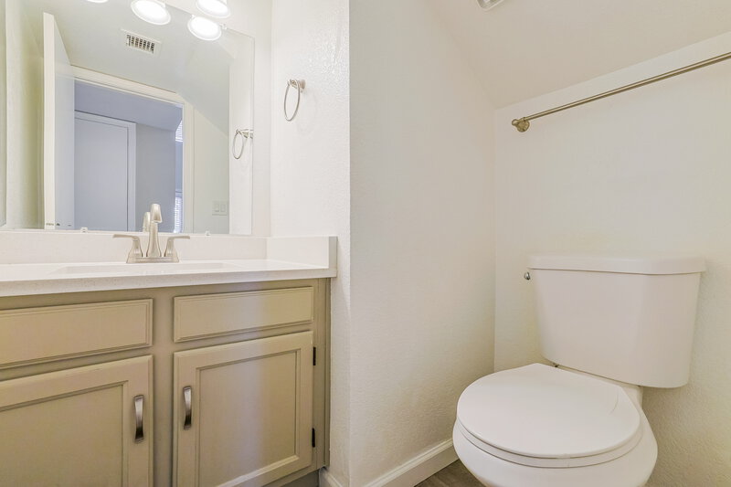 2,330/Mo, 4005 E Woodland Dr Phoenix, AZ 85048 Bathroom View