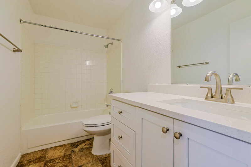 2,330/Mo, 4005 E Woodland Dr Phoenix, AZ 85048 Bathroom View 2