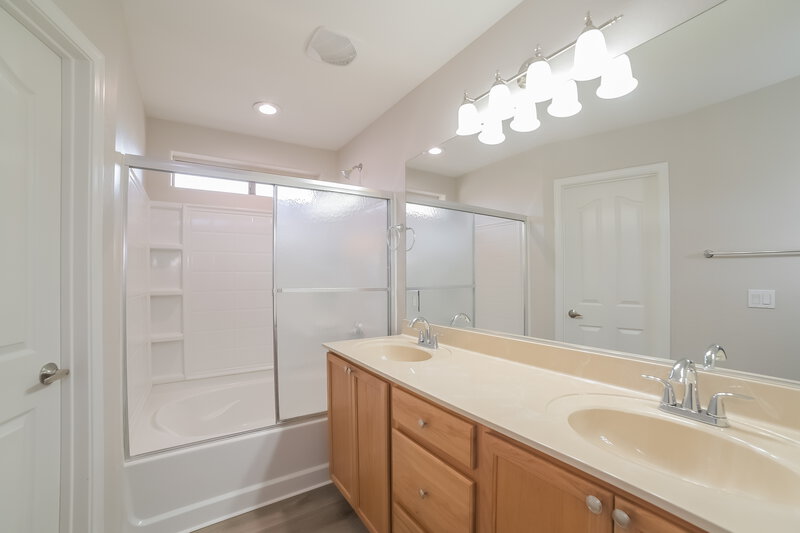 2,245/Mo, 7125 W Williams St Phoenix, AZ 85043 Main Bathroom View