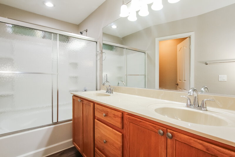 2,155/Mo, 7125 W Williams St Phoenix, AZ 85043 Main Bathroom View