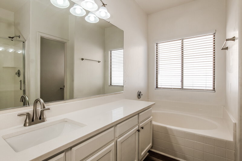 1,950/Mo, 1607 S 79th Ln Phoenix, AZ 85043 Main Bathroom View