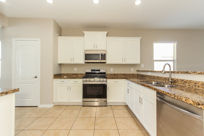 2,180/Mo, 7024 S 78th Dr Laveen, AZ 85339 Kitchen View 2